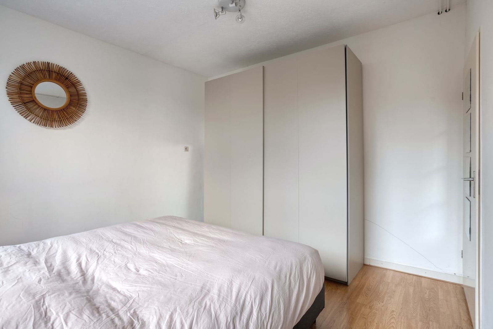Slaapkamer met inbouwkast over de volle breedte
