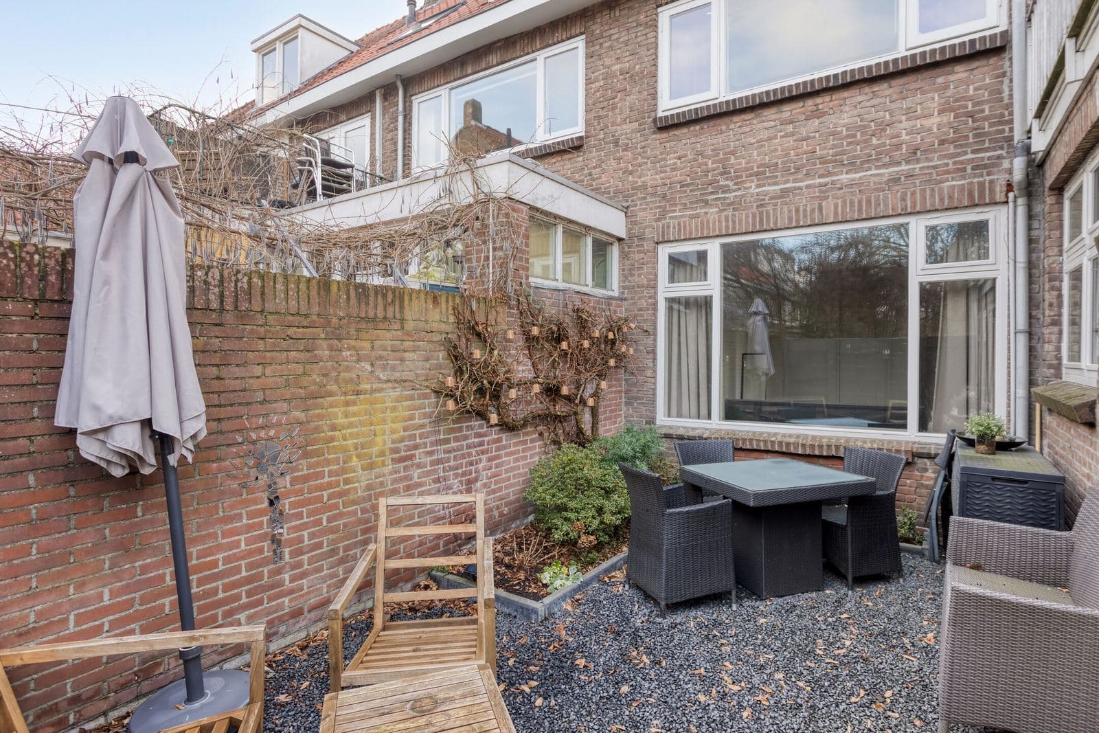 Achtertuin met terras en zithoek